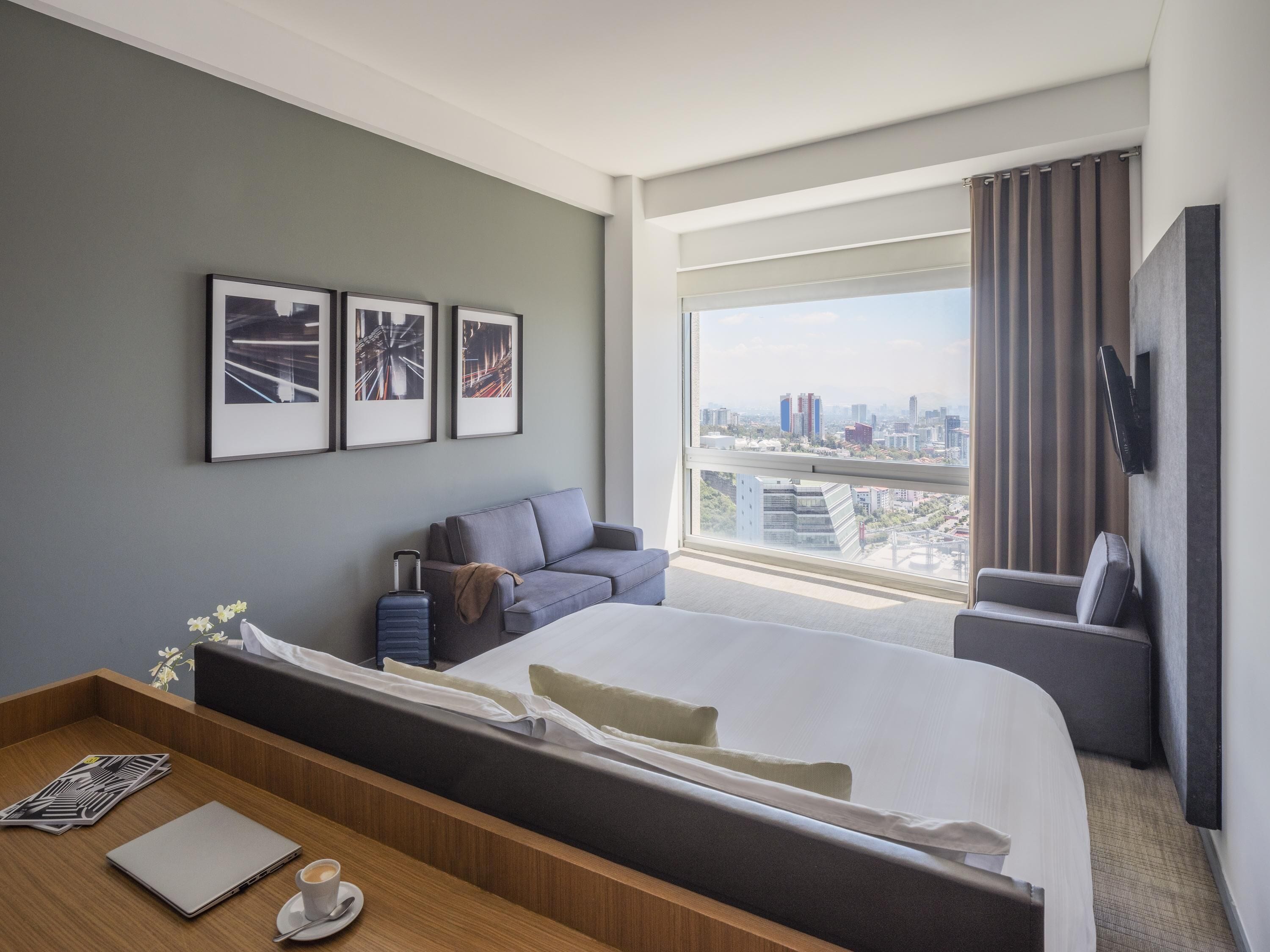 Donsdekens, een minibar, een kluis op de kamer, een bureau