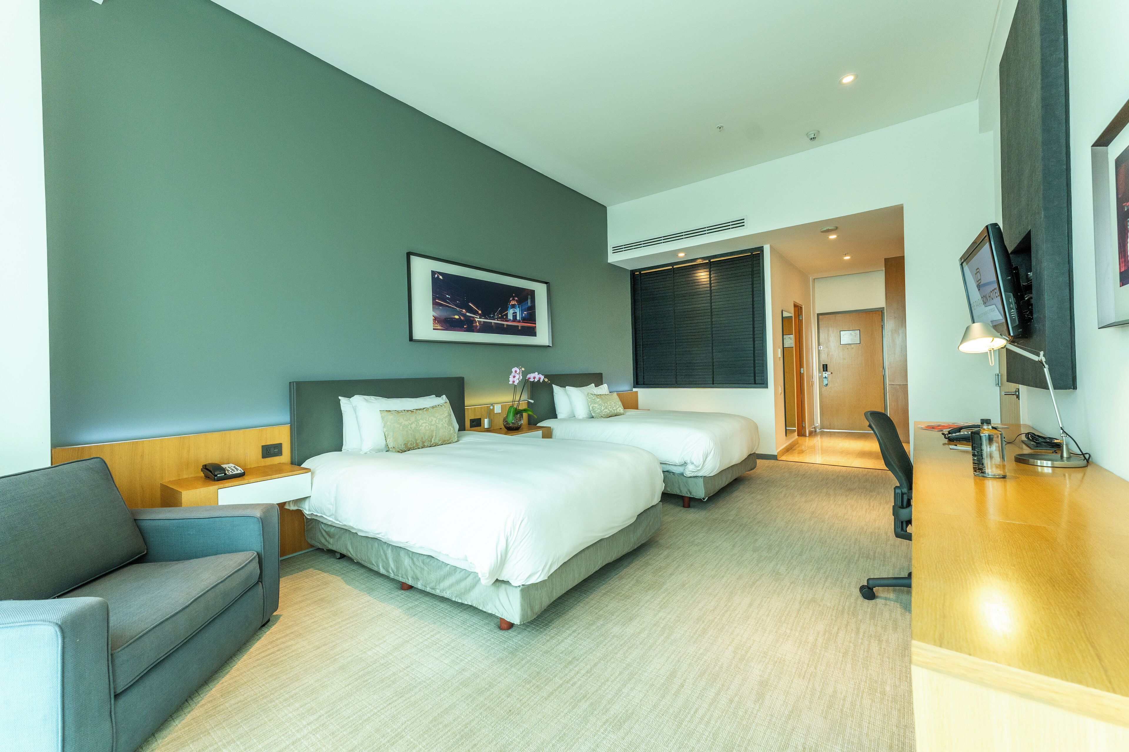 Edredons de pluma, frigobar, cofres nos quartos, escrivaninha