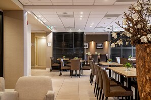 Breakfast served - Holiday Inn Express Amsterdam - South by IHG (Amsterdam)