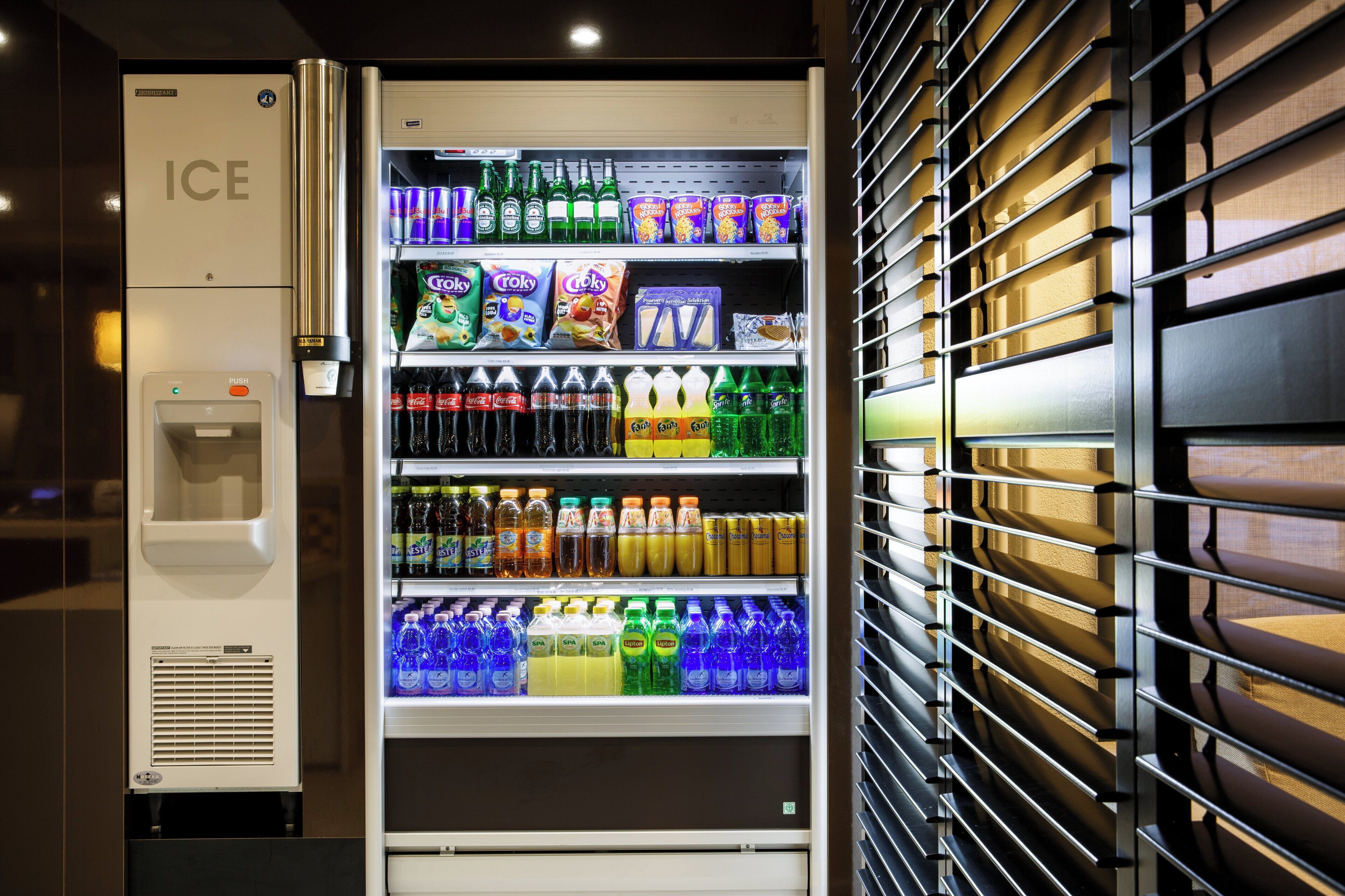 Een automaat met diverse dranken en snacks.