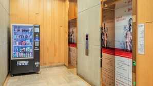 A hallway with a vending machine, wooden panel walls, and a directory sign. - Holiday Inn Express Changzhou Center by IHG (Changzhou)