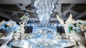 Un vaste hall doté d’une scène, de lustres somptueux et de statues classiques.