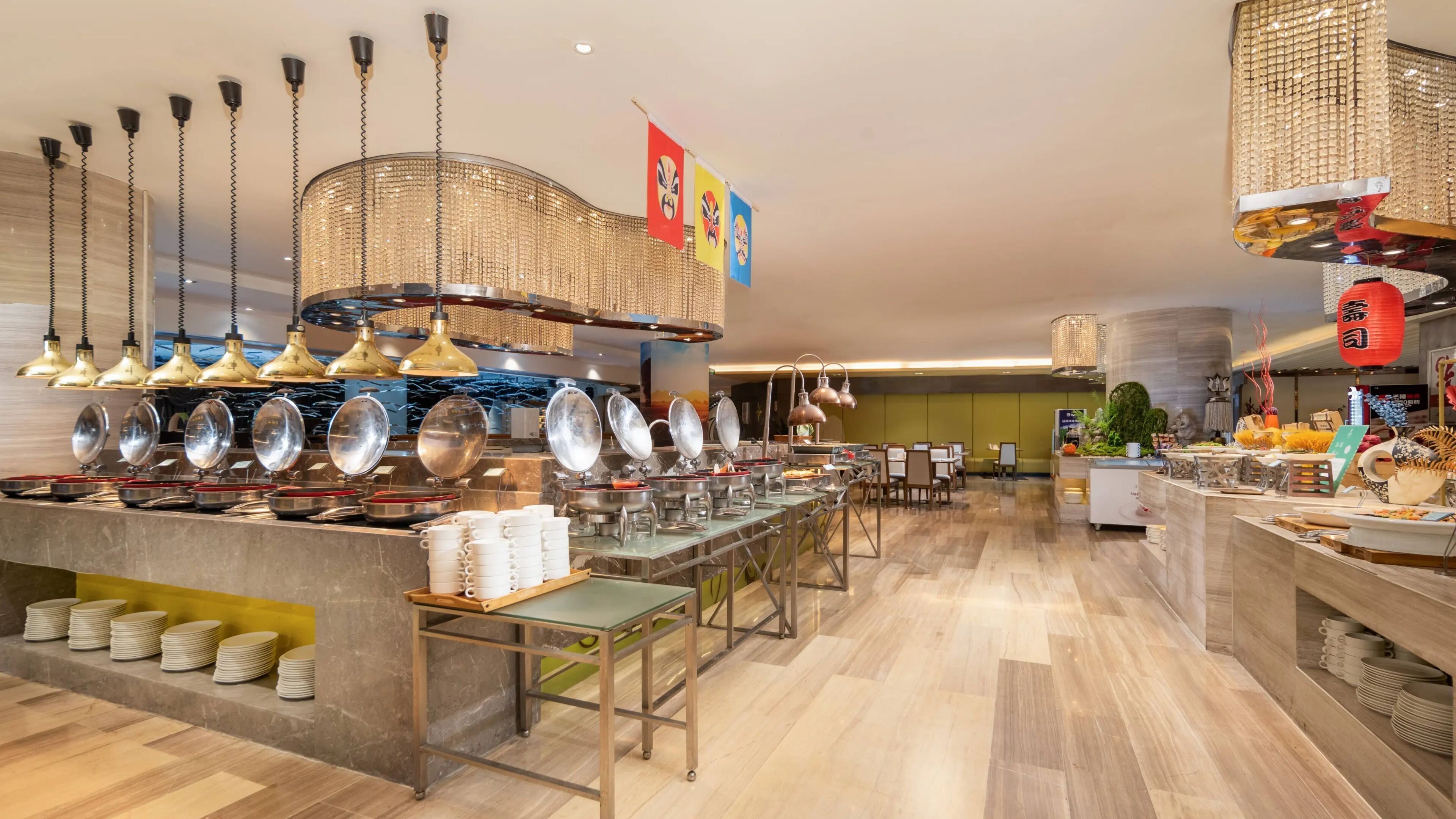 Un buffet proposant plusieurs points de service, une grande variété de plats et un intérieur propre et moderne.