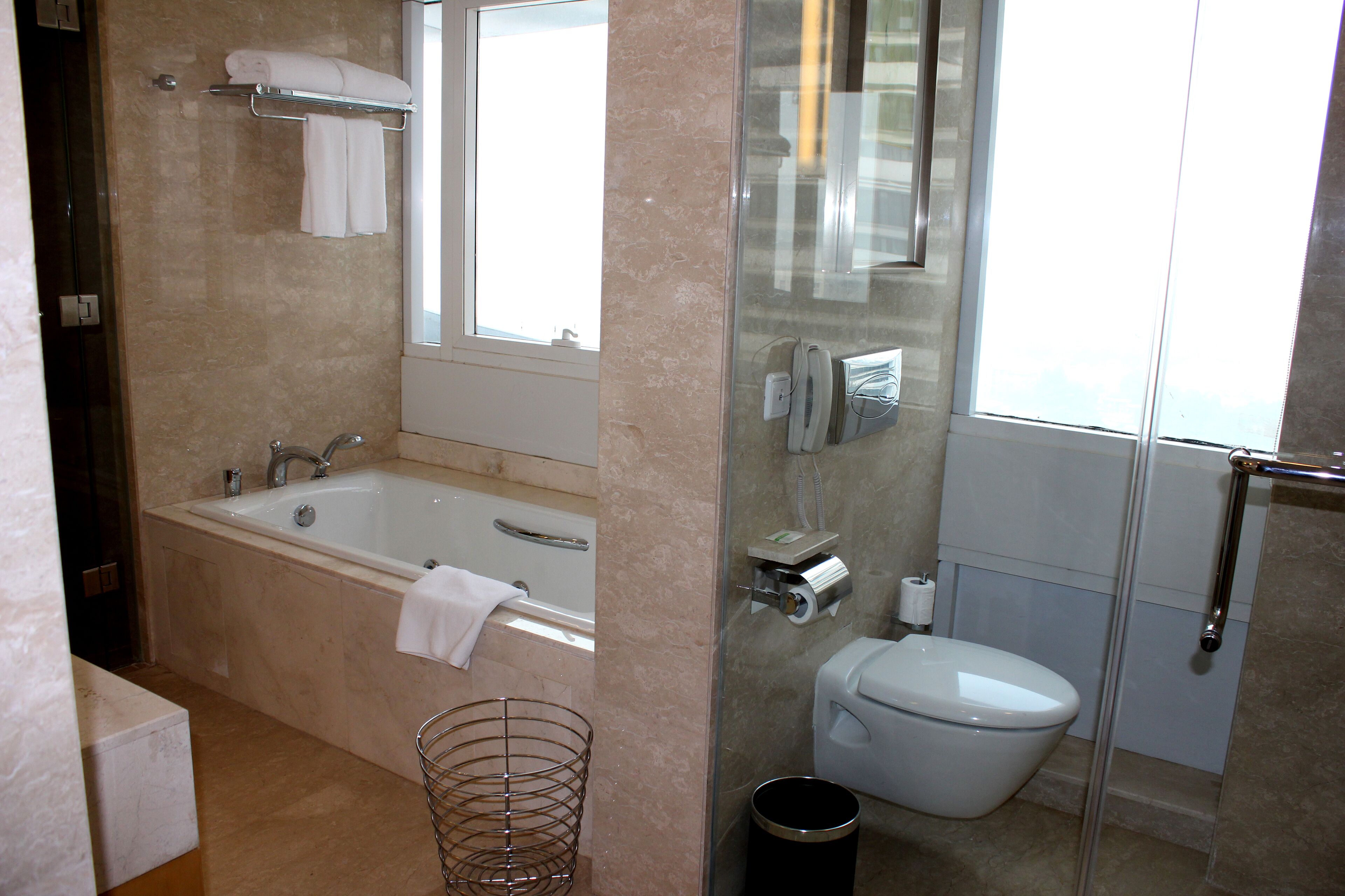 Un baño moderno con bañera, inodoro y ducha.