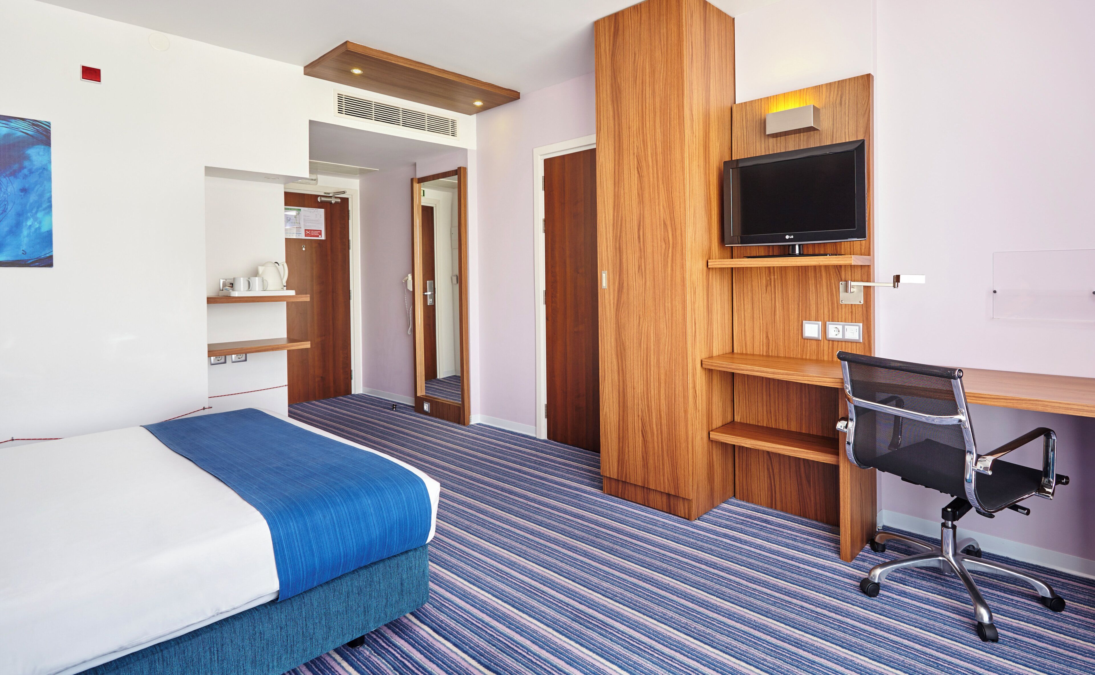 Standard Room, 2 Twin Beds (Free Breakfast) | Desk, blackout drapes, soundproofing, iron/ironing board (on request)