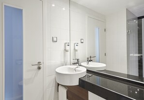 Dusche, kostenlose Toilettenartikel, Haartrockner, Handtücher