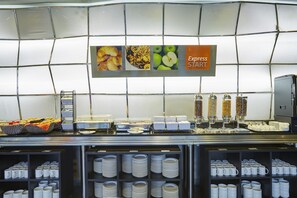 Free daily buffet breakfast - Holiday Inn Express Lisbon - Alfragide by IHG (Oeiras)