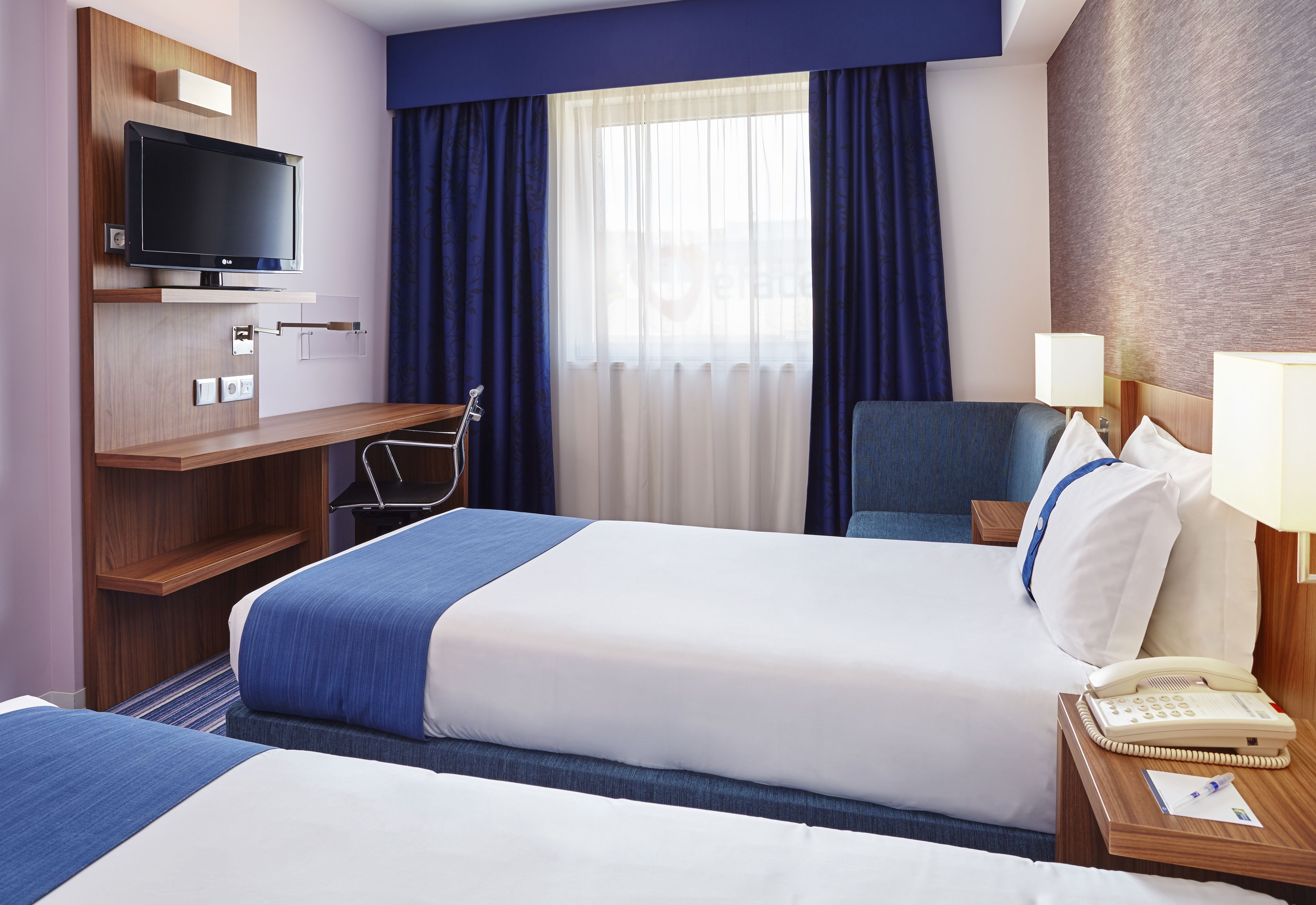 Schreibtisch, Verdunkelungsvorhänge, schallisolierte Zimmer