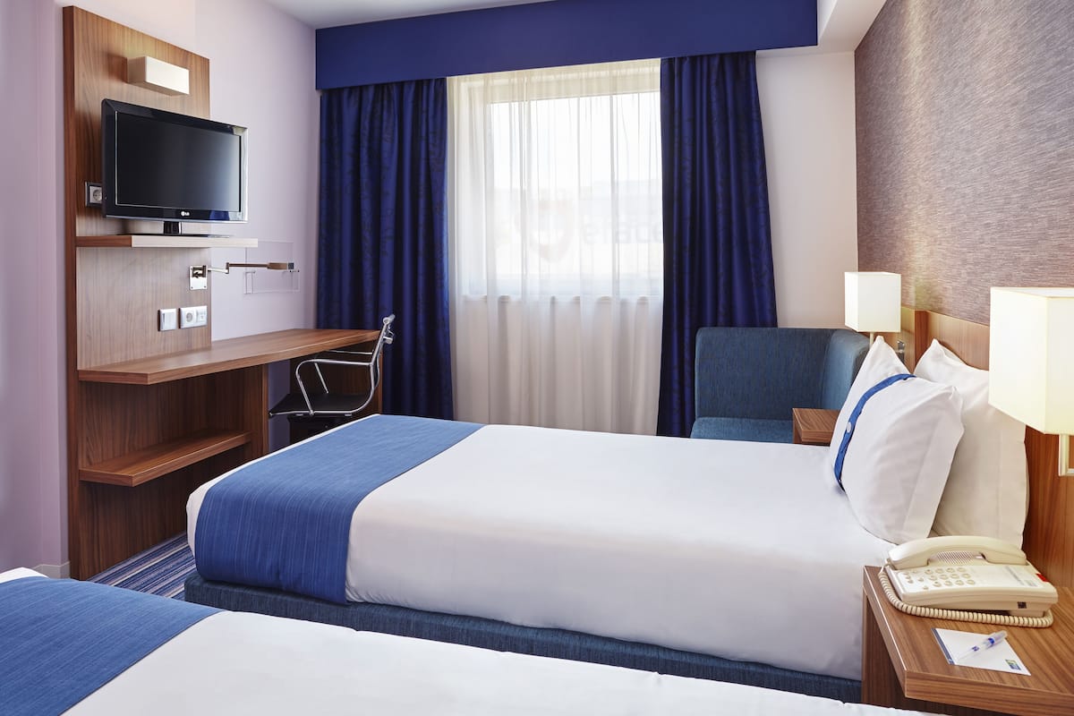 Schreibtisch, Verdunkelungsvorhänge, schallisolierte Zimmer