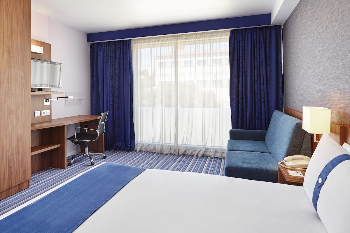 Standard Room, 1 Double Bed (Free Breakfast) | Desk, blackout drapes, soundproofing, iron/ironing board