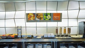 A buffet area with various food options and a sign indicating the start of the express service. - Holiday Inn Express Lisbon - Alfragide by IHG (Oeiras)