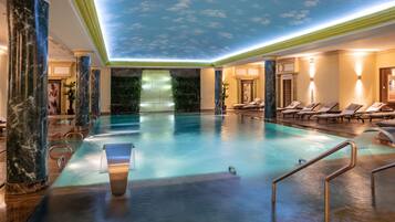 Piscina interna, funciona das 7h às 23h, espreguiçadeiras