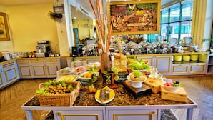 Una cocina bien equipada con diversos electrodomésticos, una disposición tipo buffet y un amplio ventanal que proporciona luz natural.