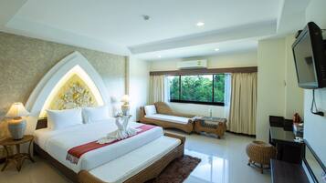 Deluxe Room | Minibar, rollaway beds (surcharge), WiFi (free), bed sheets