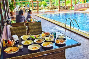 Daily cooked-to-order breakfast (THB 150 per person)