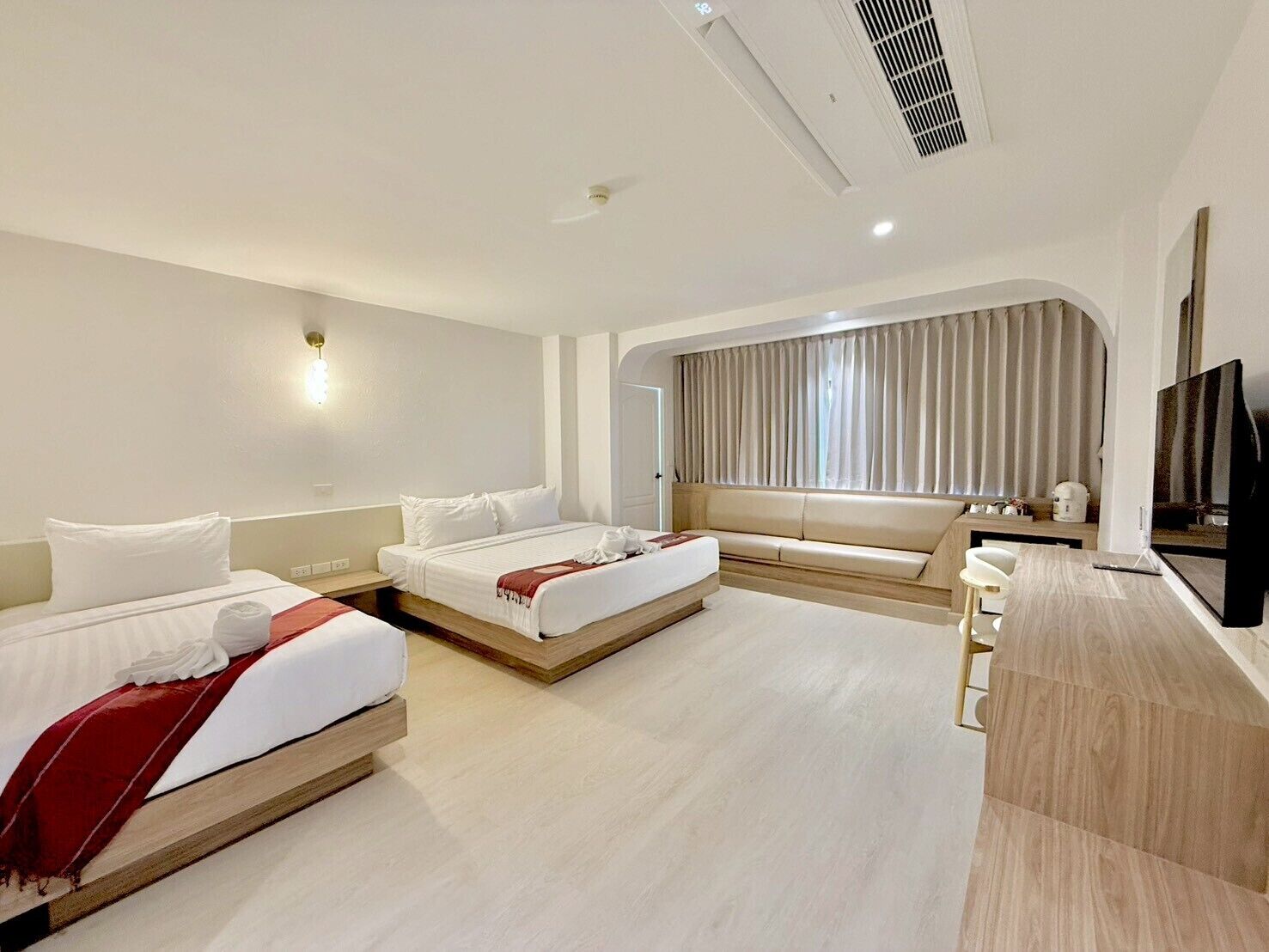 Ivory Family Room | Minibar, camas extra, wifi gratis y ropa de cama 