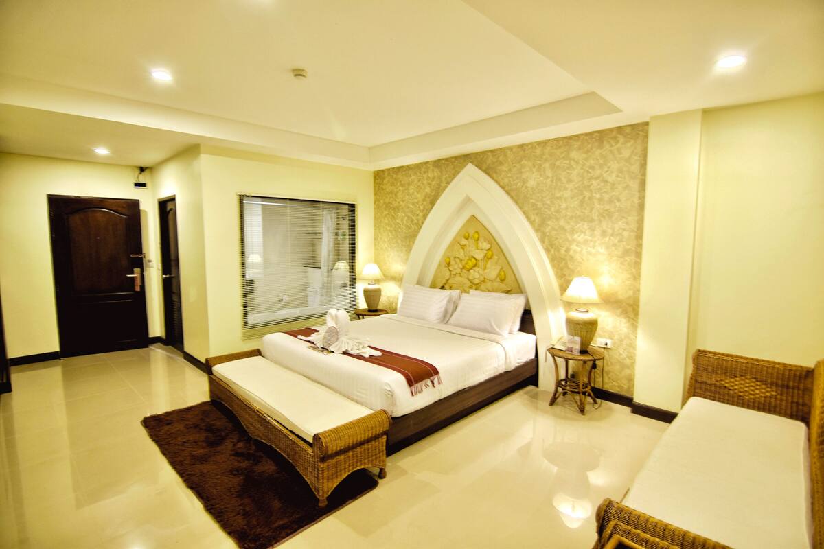 deluxe room | 1 bedroom, minibar, desk, free cots/infant beds