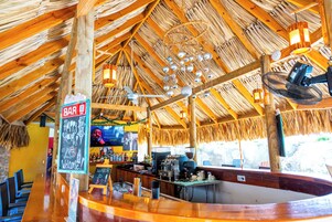 Bar junto a la piscina