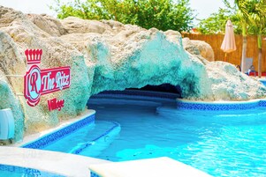 2 útilaugar, opið kl. 08:00 til kl. 22:00, sólhlífar, sólstólar