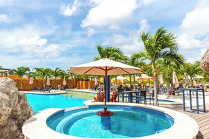 2 piscinas al aire libre, sombrillas, sillones reclinables de piscina