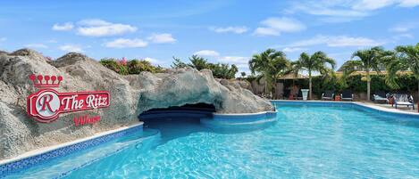 2 utomhuspooler, öppet 08.00 till 22.00, parasoller och solstolar