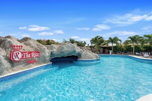 2 piscinas al aire libre, sombrillas, sillones reclinables de piscina