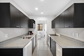 Fridge, microwave, coffee/tea maker, electric kettle - Avenue Motel (Alexandra)