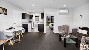 Eine moderne Wohnung mit Küche, Essbereich und Wohnzimmer.