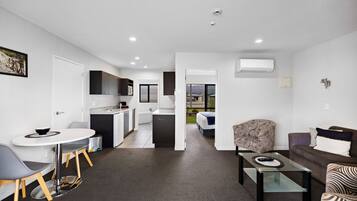 En 40-tommers Flatskjerm-TV med Parabol-TV samt TV og Netflix