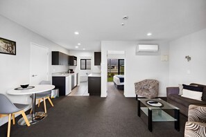 40-inch flat-screen TV with satellite channels, TV, Netflix - Avenue Motel (Alexandra)