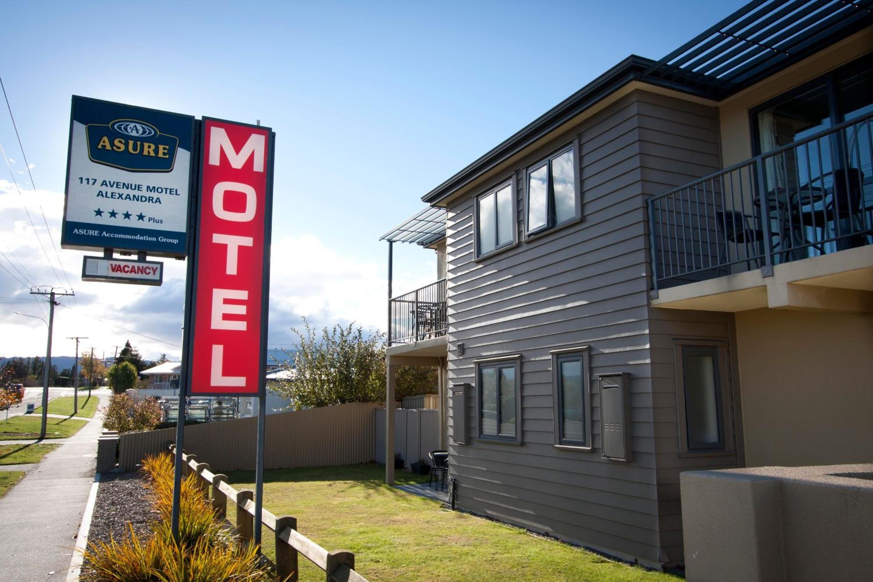 A motel with a large sign indicating availability.