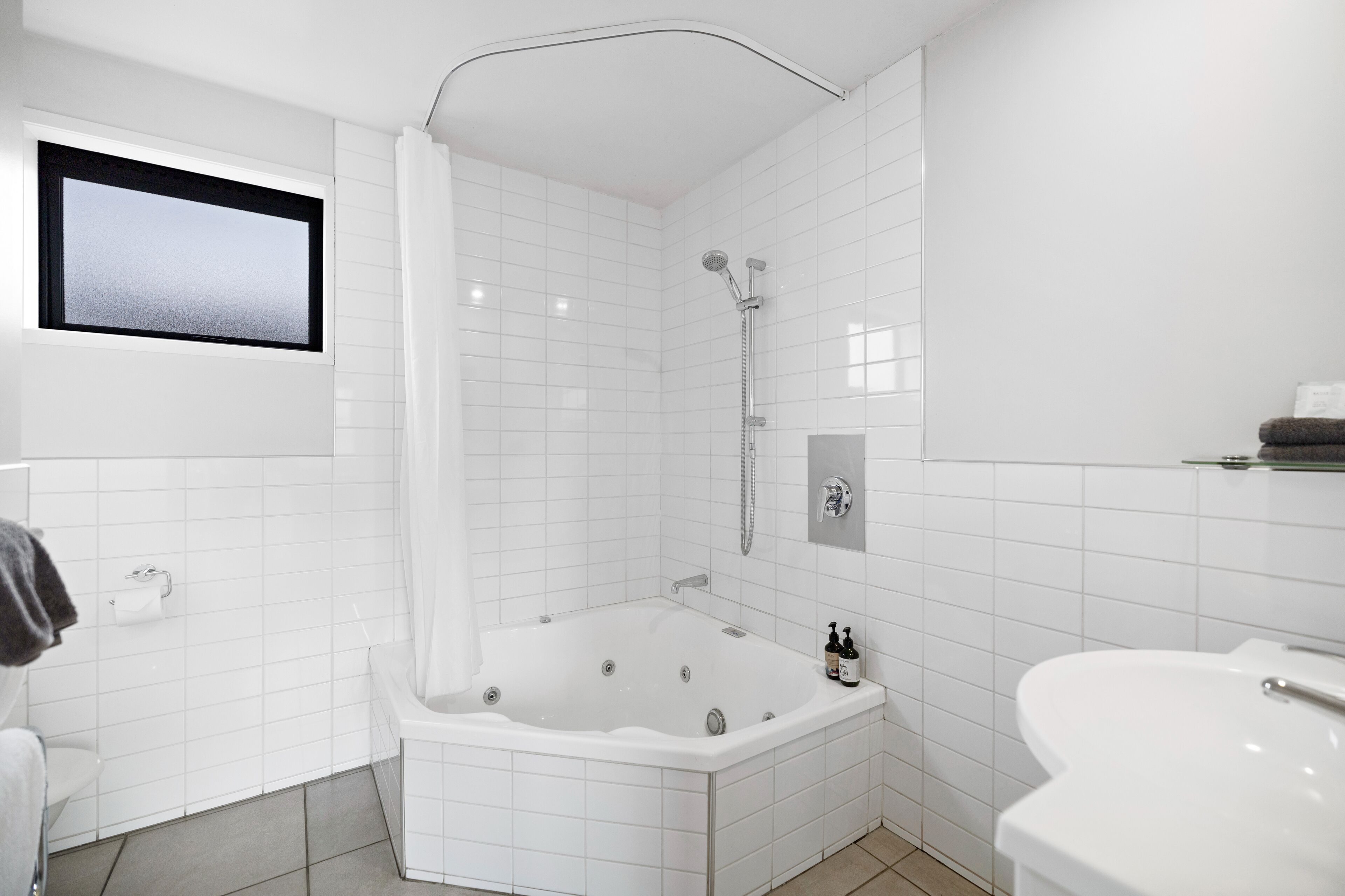 Standard Studio with Spa Bath | Bathroom | Shower, free toiletries, hair dryer, towels