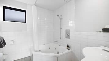 Standard Studio with Spa Bath | Bathroom | Shower, free toiletries, hair dryer, towels