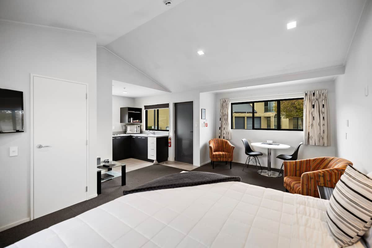 Standard Studio with Spa Bath | 1 bedroom, desk, blackout drapes, iron/ironing board