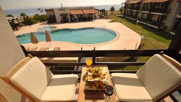 Deluxe Suite, Jetted Tub, Sea View | Balcony