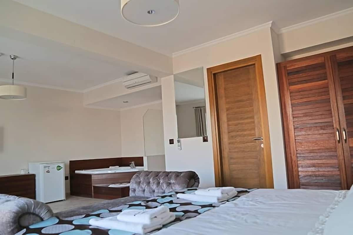 Suite Deluxe, baignoire à jets, vue mer | Minibar, coffres-forts dans les chambres, bureau, Wi-Fi gratuit
