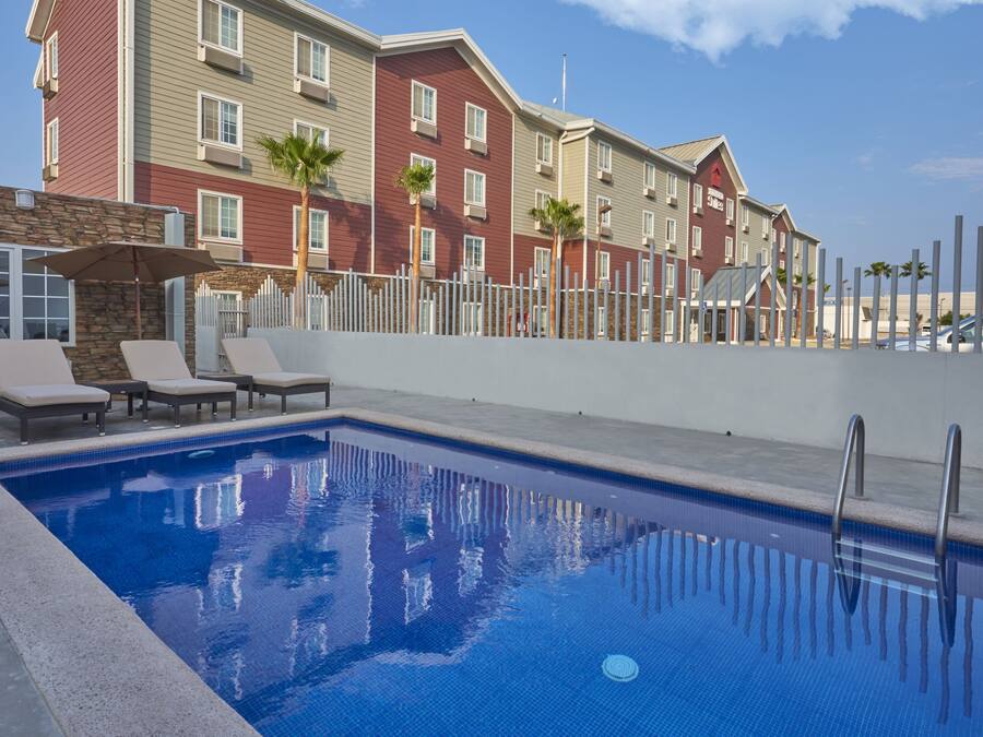 Una piscina al aire libre (de 09:00 a 20:00), sombrillas, tumbonas
