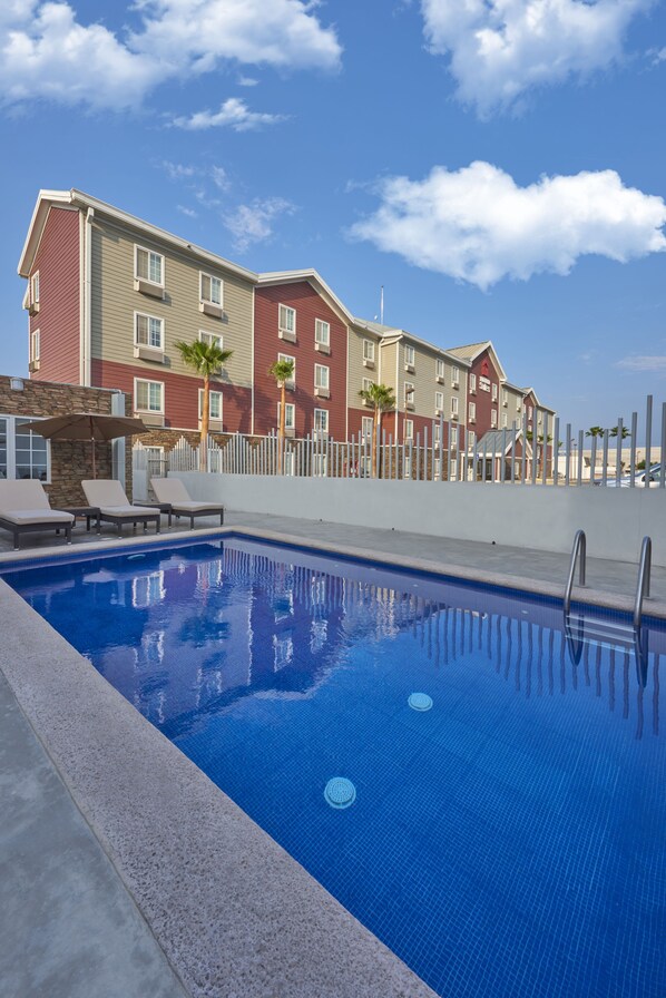 Außenpool, geöffnet von 09:00 Uhr bis 20:00 Uhr, Sonnenschirme