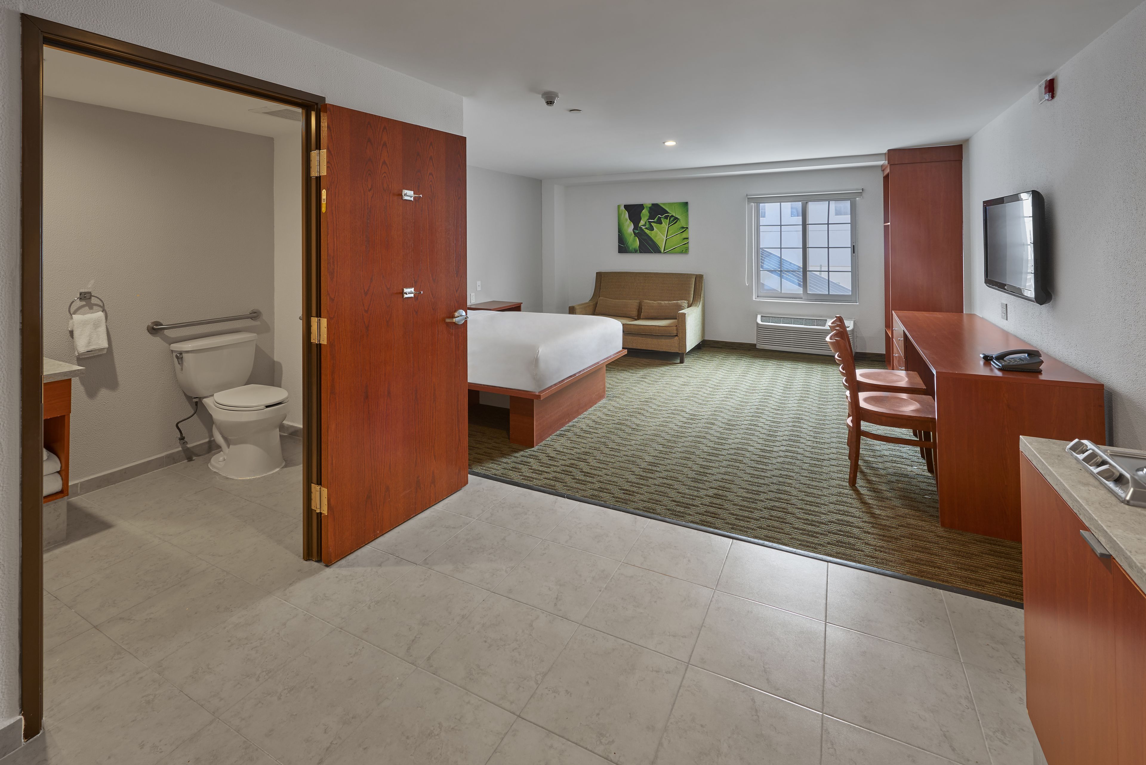 Skrivebord, blendingsgardiner, sengetøy og vekkerklokke