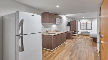 Escritorio, cortinas blackout, ropa de cama y despertador