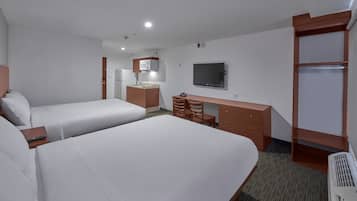 Escritorio, cortinas blackout, ropa de cama y despertador