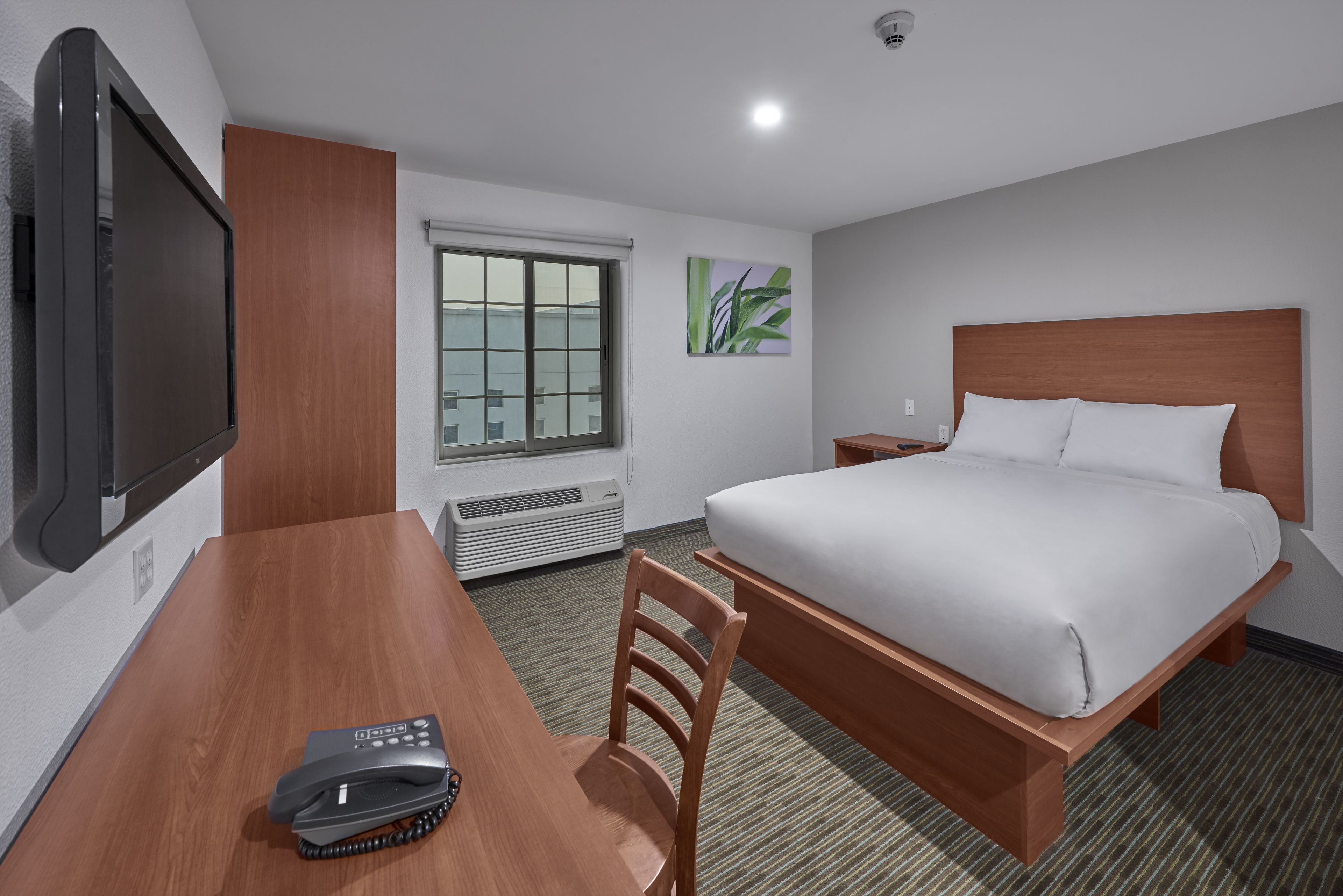 Escritorio, cortinas blackout, ropa de cama y despertador 