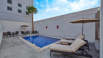 Außenpool, geöffnet von 09:00 Uhr bis 20:00 Uhr, Sonnenschirme