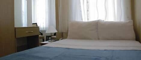 Minibar, in-room safe, desk, WiFi (free)
