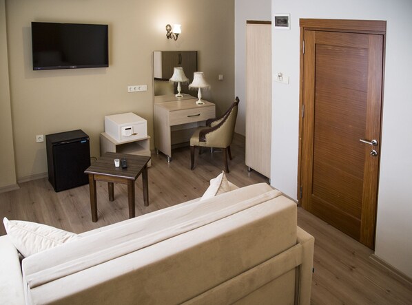 迷你吧�、客房內保險箱、書桌、免費無線上網