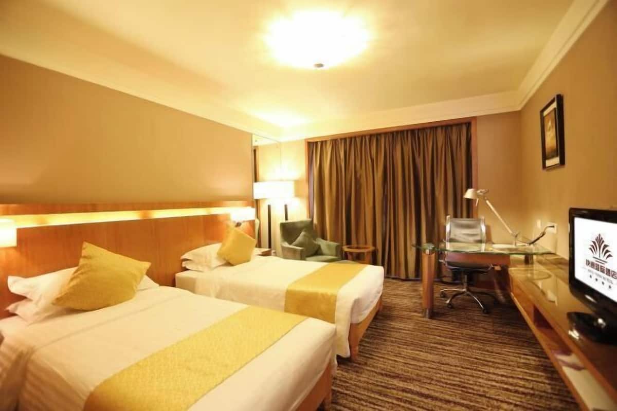 Minibar, in-room safe, desk, blackout curtains