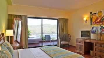 Trang bị nội thất với thiết kế riêng biệt, bàn, màn/rèm cản sáng