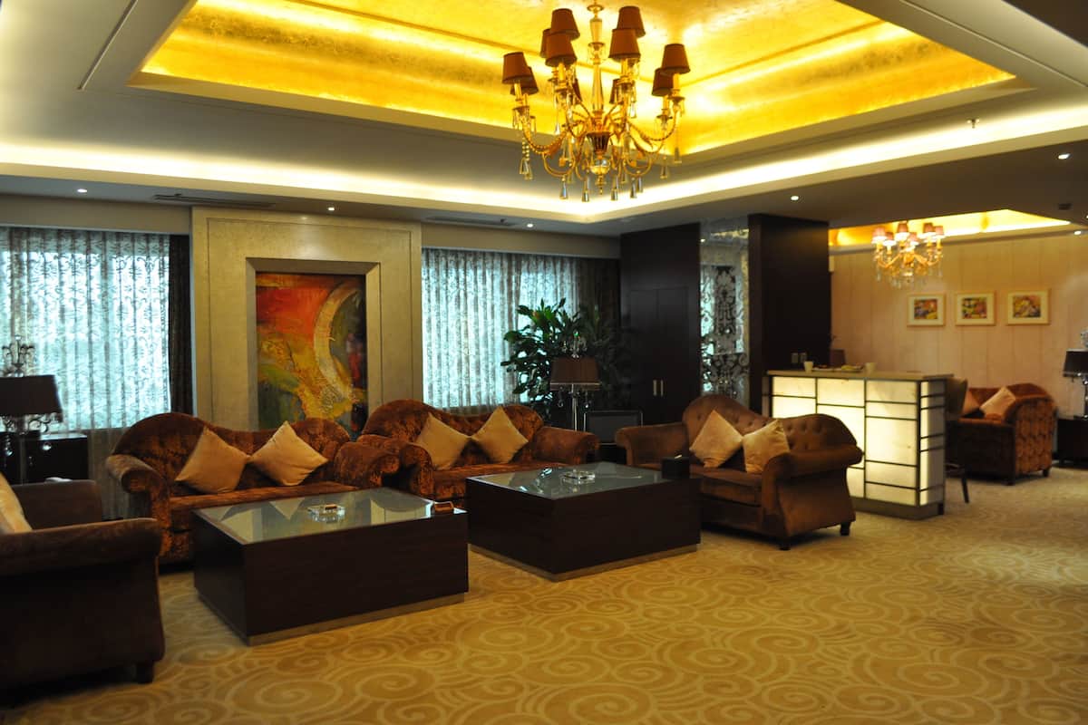 Presidential Suite, 1 King Bed, Smoking | Lobby sitting area