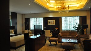 Suite Presidenziale, 1 letto king, fumatori | Minibar, una cassaforte in camera, una scrivania, insonorizzazione
