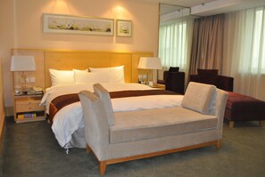 Een minibar, een kluis op de kamer, een bureau, geluiddichte muren